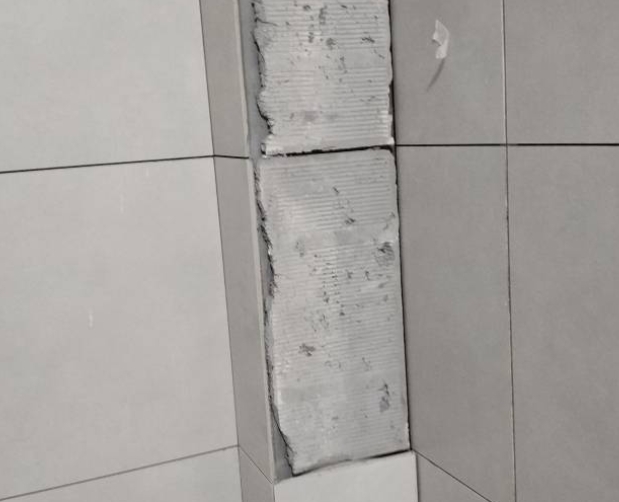 阳谷瓷砖空鼓维修公司分享下瓷砖施工前基层浇水润湿程度不足，可能导致以下问题